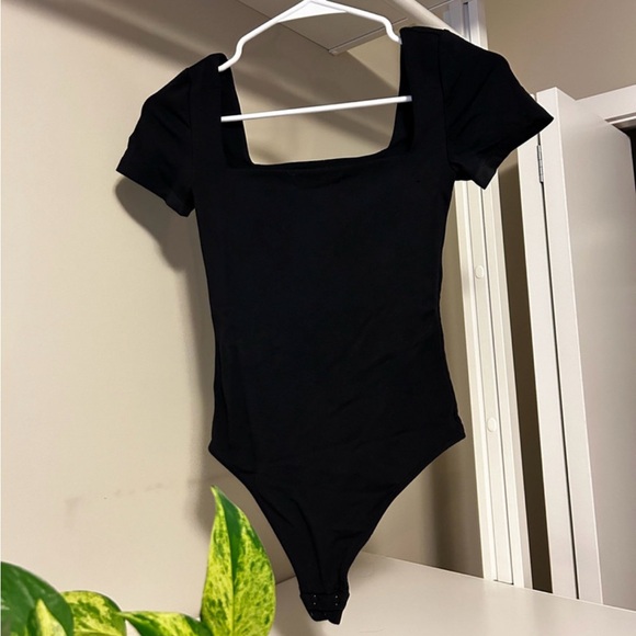 Aritzia Babaton Contour Square Neck Short Sleeved Bodysuit - Picture 1 of 3